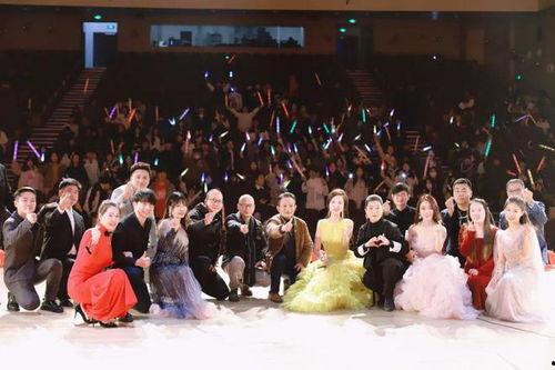 成人合唱团化妆视频