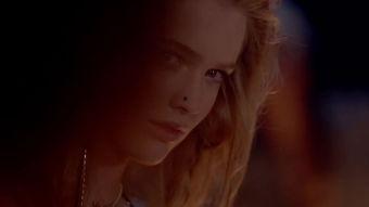 凤凰变成人亲吻图片视频,人形化身之吻，跨越时空的浪漫邂逅