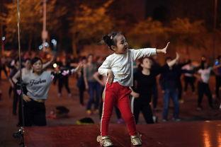 广场舞成人灯笼道具视频,广场舞成人灯笼道具魅力瞬间