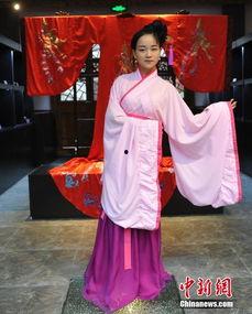 汉服成人走秀演出视频,成人汉服走秀,穿越时空的古典美学演绎 第1张 汉服成人走秀演出视频,成人汉服走秀,穿越时空的古典美学演绎 第1张