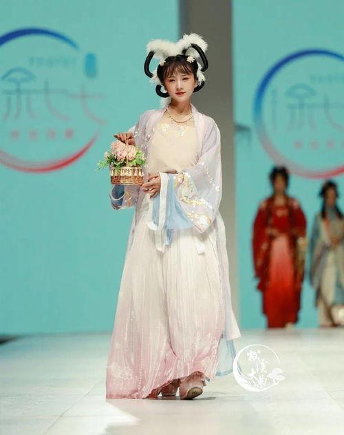 汉服成人走秀演出视频,成人汉服走秀,穿越时空的古典美学演绎 第3张 汉服成人走秀演出视频,成人汉服走秀,穿越时空的古典美学演绎 第3张