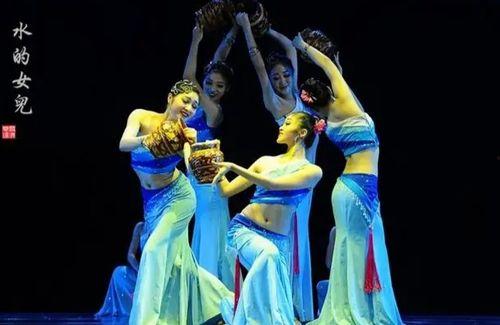 春晚傣族舞蹈成人舞视频,传承民族韵律，展现青春风采