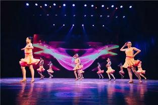 歌颂祖国成人表演视频,筑梦中华——祖国成人礼盛典精彩瞬间  第3张