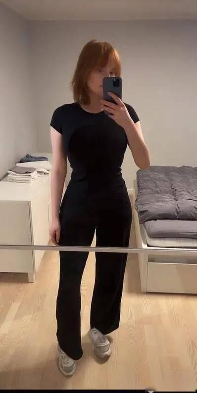 成人模特靠墙站姿视频